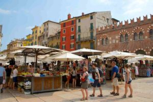Verona Shopping Near the Arena